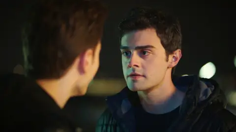 Berk busca venganza… ¡Y le pega una paliza a Ömer, Kadir y Orhan! Berk busca venganza… ¡Y le pega una paliza a Ömer, Kadir y Orhan!