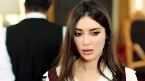 Müjgan vuelve al rancho e intenta que Fekeli la perdone… ¡Pero él le dice que no! Müjgan vuelve al rancho e intenta que Fekeli la perdone… ¡Pero él le dice que no!