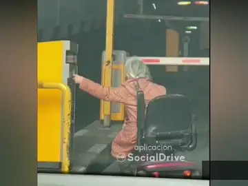 Graban a una anciana intentando entrar a un parking con su silla motorizada 