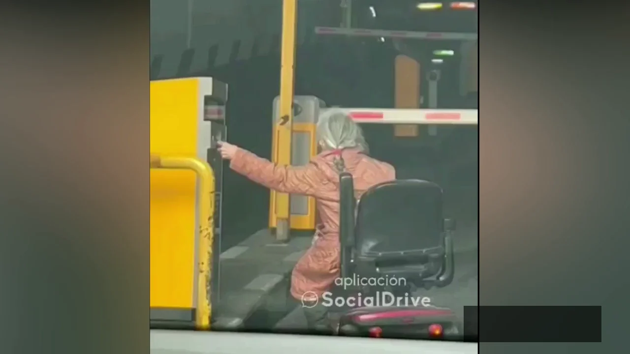 Graban a una anciana intentando entrar a un parking con su silla motorizada 