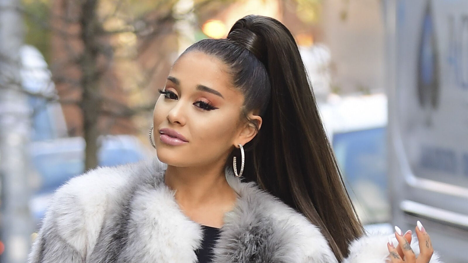 Decoloración de cejas: Ariana Grande se suma a la tendencia más odiada que ya llevó Kendall Jenner 