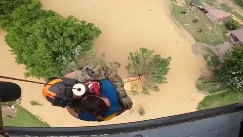 Momento de un rescate en Kentucky por las inundaciones Momento de un rescate en Kentucky por las inundaciones