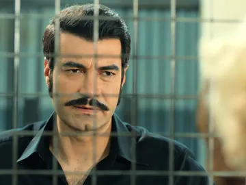 En el próximo capítulo de ‘Tierra Amarga’: Sermin visita a Demir en la cárcel para revelarle sus sospechas sobre la relación de Sevda y Ümit En el próximo capítulo de ‘Tierra Amarga’: Sermin visita a Demir en la cárcel para revelarle sus sospechas sobre la relación de Sevda y Ümit