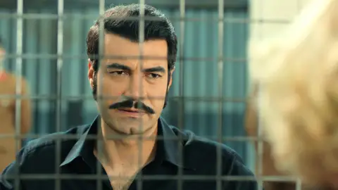 En el próximo capítulo de ‘Tierra Amarga’: Sermin visita a Demir en la cárcel para revelarle sus sospechas sobre la relación de Sevda y Ümit En el próximo capítulo de ‘Tierra Amarga’: Sermin visita a Demir en la cárcel para revelarle sus sospechas sobre la relación de Sevda y Ümit