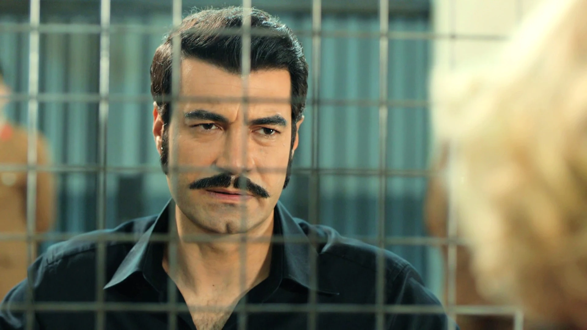 En el próximo capítulo de ‘Tierra Amarga’: Sermin visita a Demir en la cárcel para revelarle sus sospechas sobre la relación de Sevda y Ümit En el próximo capítulo de ‘Tierra Amarga’: Sermin visita a Demir en la cárcel para revelarle sus sospechas sobre la relación de Sevda y Ümit