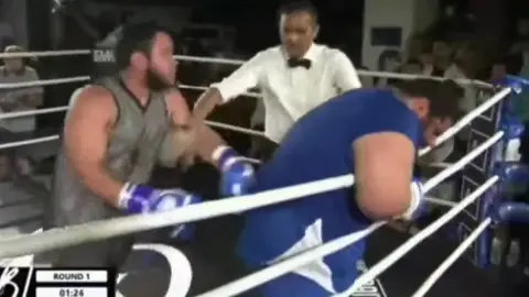 El Hulk iraní, en su combate de debut en el boxeo El Hulk iraní, en su combate de debut en el boxeo
