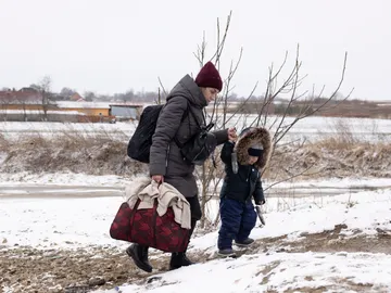Refugiados ucranianos huyendo de la guerra con Rusia Refugiados ucranianos huyendo de la guerra con Rusia