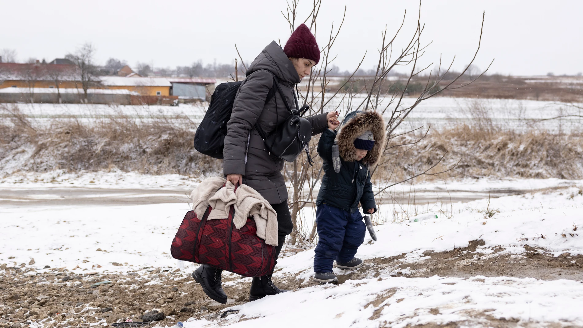 Refugiados ucranianos huyendo de la guerra con Rusia