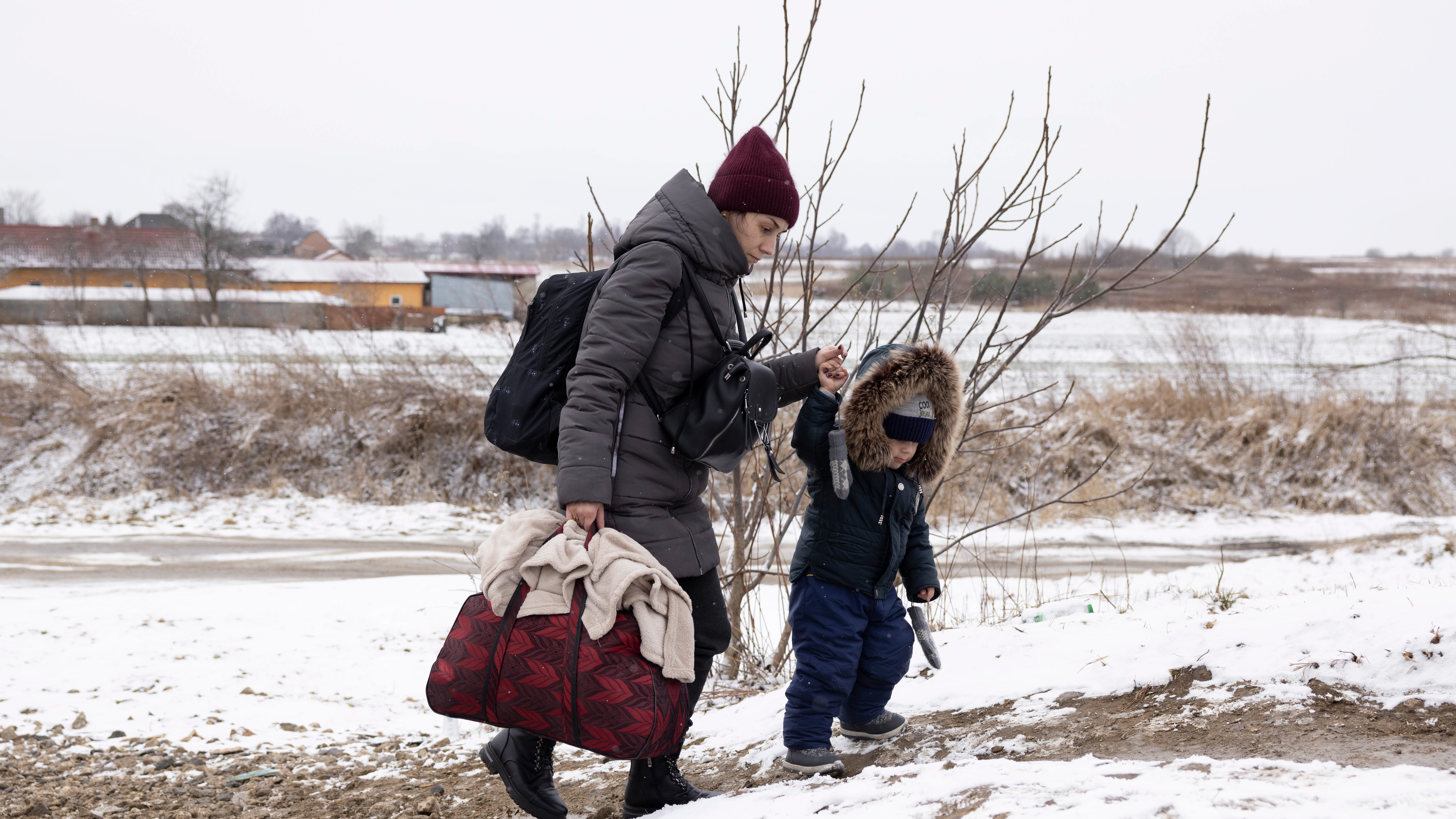 Refugiados ucranianos huyendo de la guerra con Rusia Refugiados ucranianos huyendo de la guerra con Rusia
