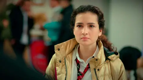 Berk trata de ridiculizar a Aybike… ¡Pero ella se defiende con uñas y dientes! Berk trata de ridiculizar a Aybike… ¡Pero ella se defiende con uñas y dientes!