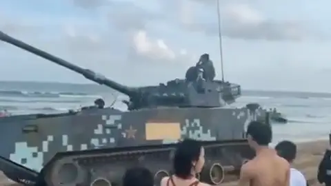 Un tanque chino cerca de la frontera con Taiwán Un tanque chino cerca de la frontera con Taiwán