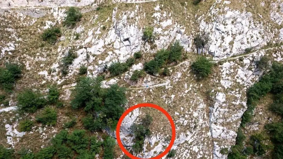 Muere un senderista al precipitarse por un barranco de 80 metros mientras intentaba rescatar a su mujer Muere un senderista al precipitarse por un barranco de 80 metros mientras intentaba rescatar a su mujer