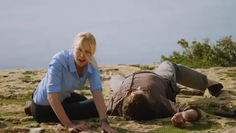 Miranda se enfrenta a una difícil decisión: ¿salvar a Max o capturar al asesino? Miranda se enfrenta a una difícil decisión: ¿salvar a Max o capturar al asesino?