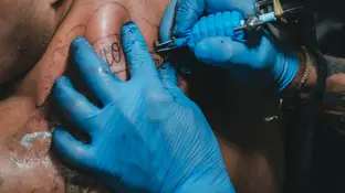 Fotografía de archivo de un hombre haciéndose un tatuaje Fotografía de archivo de un hombre haciéndose un tatuaje
