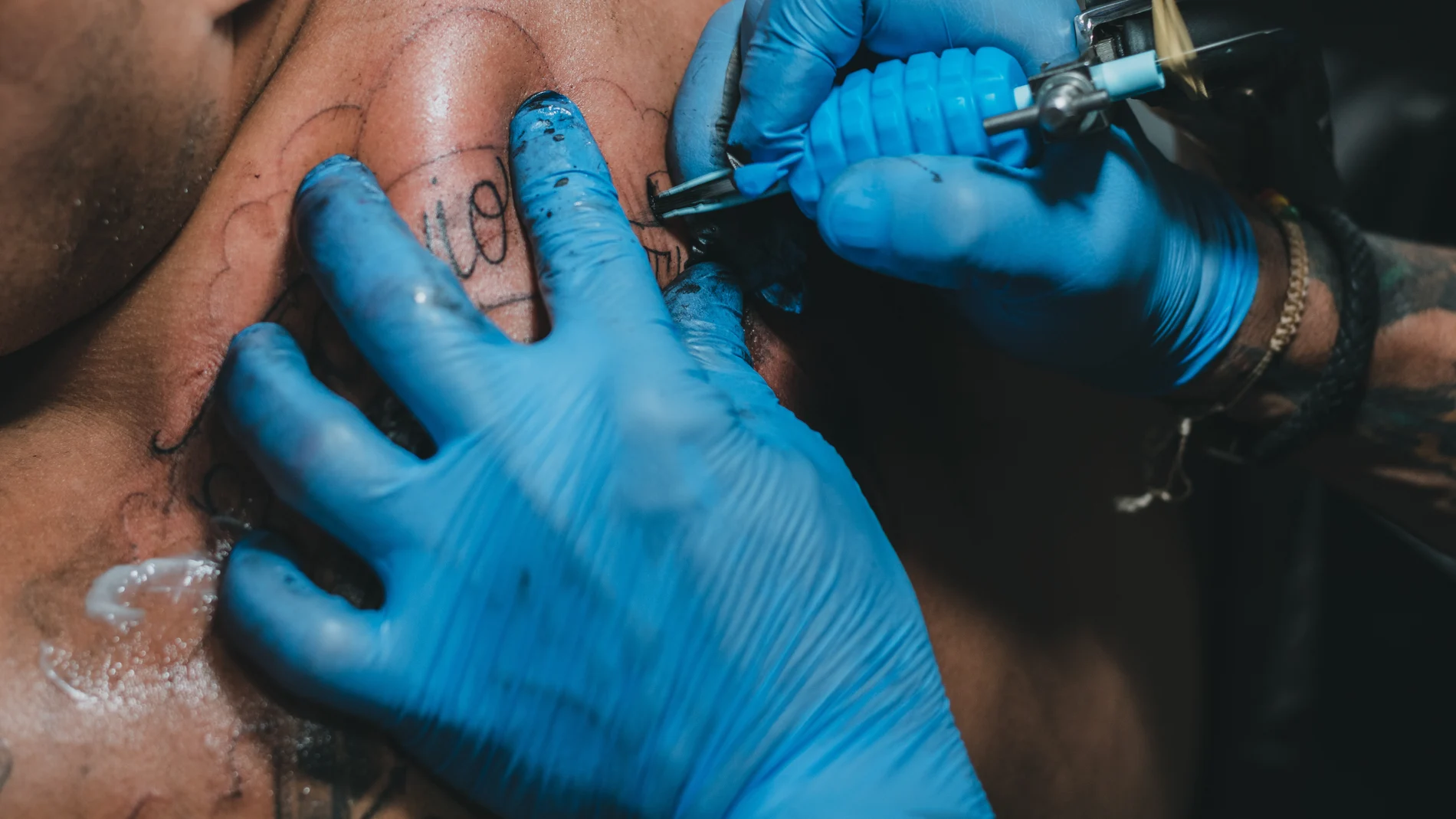 Fotografía de archivo de un hombre haciéndose un tatuaje