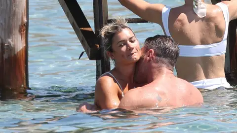 Fonsi Nieto disfruta junto a Maider Barthe en Ibiza Fonsi Nieto disfruta junto a Maider Barthe en Ibiza