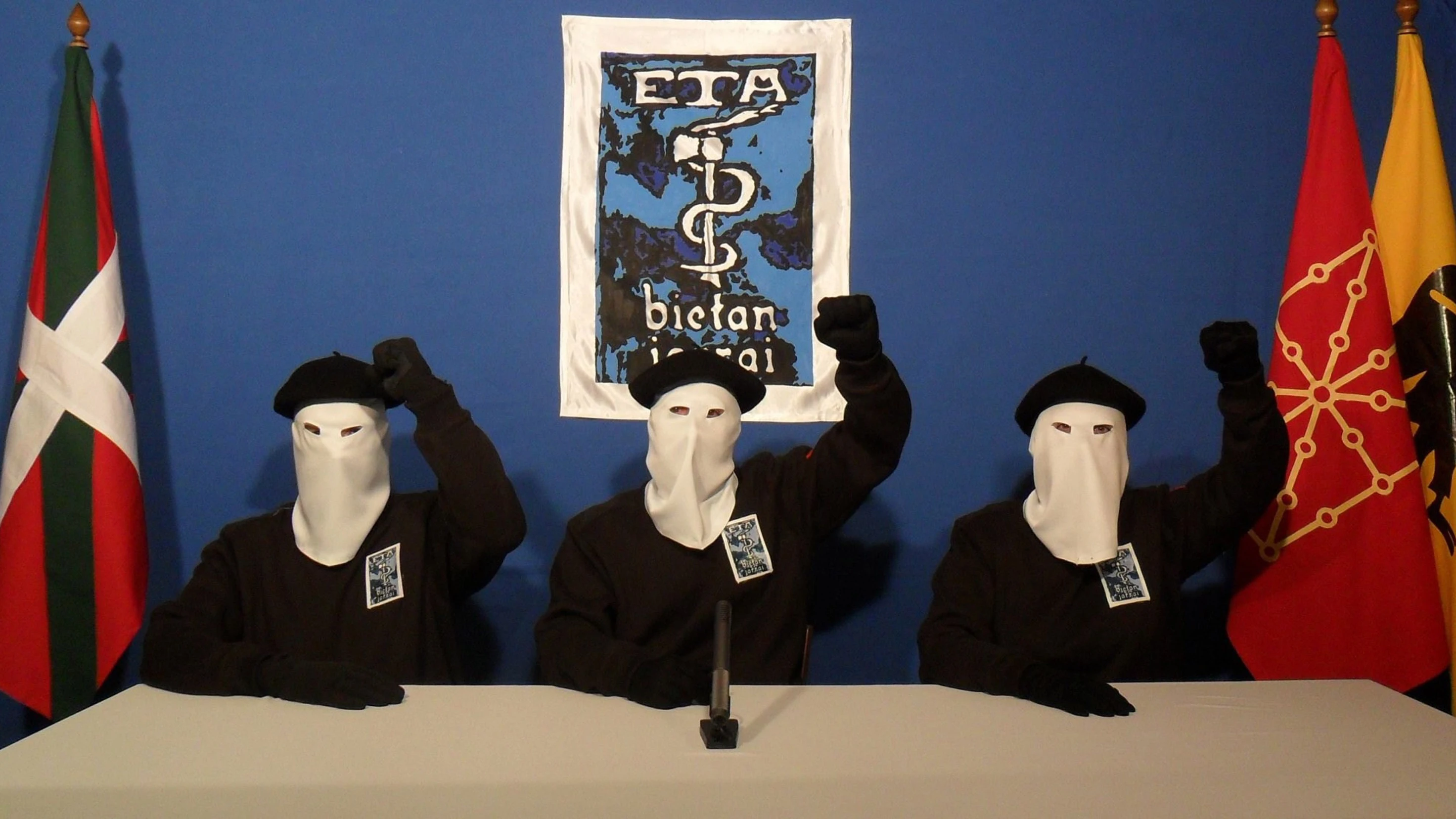 Tres militantes de ETA posando con su símbolo en una foto de archivo Foto de la declaración realizada el 20 de octubre de 2010, del cese de sus acciones militares después de cuatro siglos de hostilidades