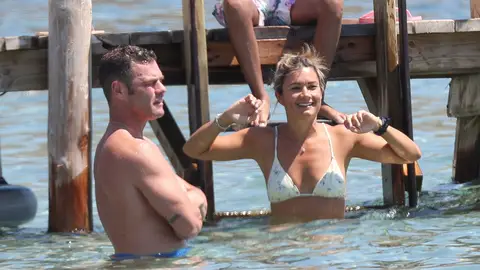 Fonsi Nieto disfruta junto a Maider Barthe en Ibiza Fonsi Nieto disfruta junto a Maider Barthe en Ibiza