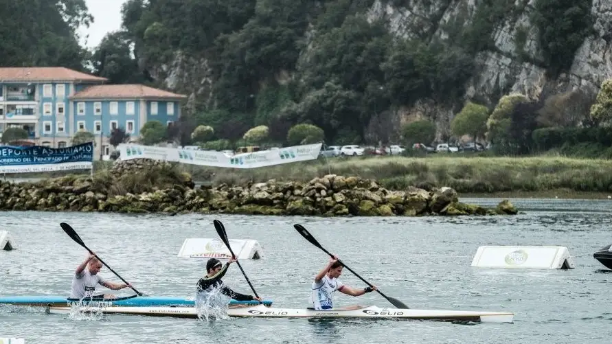 Piragüistas compitiendo el el Descenso Internacional del Sella de 2017 Piragüistas compitiendo el el Descenso Internacional del Sella de 2017