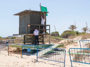 Un joven de 18 año muere después de caerle una torre de vigilancia en la playa