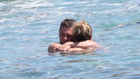 Fonsi Nieto disfruta junto a Maider Barthe en Ibiza