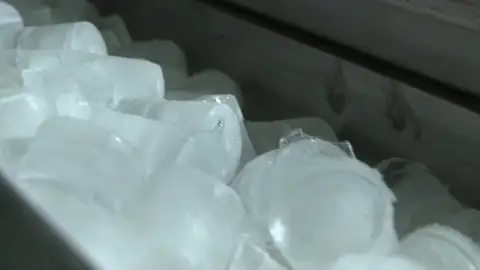 La venta de hielo se limita en los supermercados de España La venta de hielo se limita en los supermercados de España