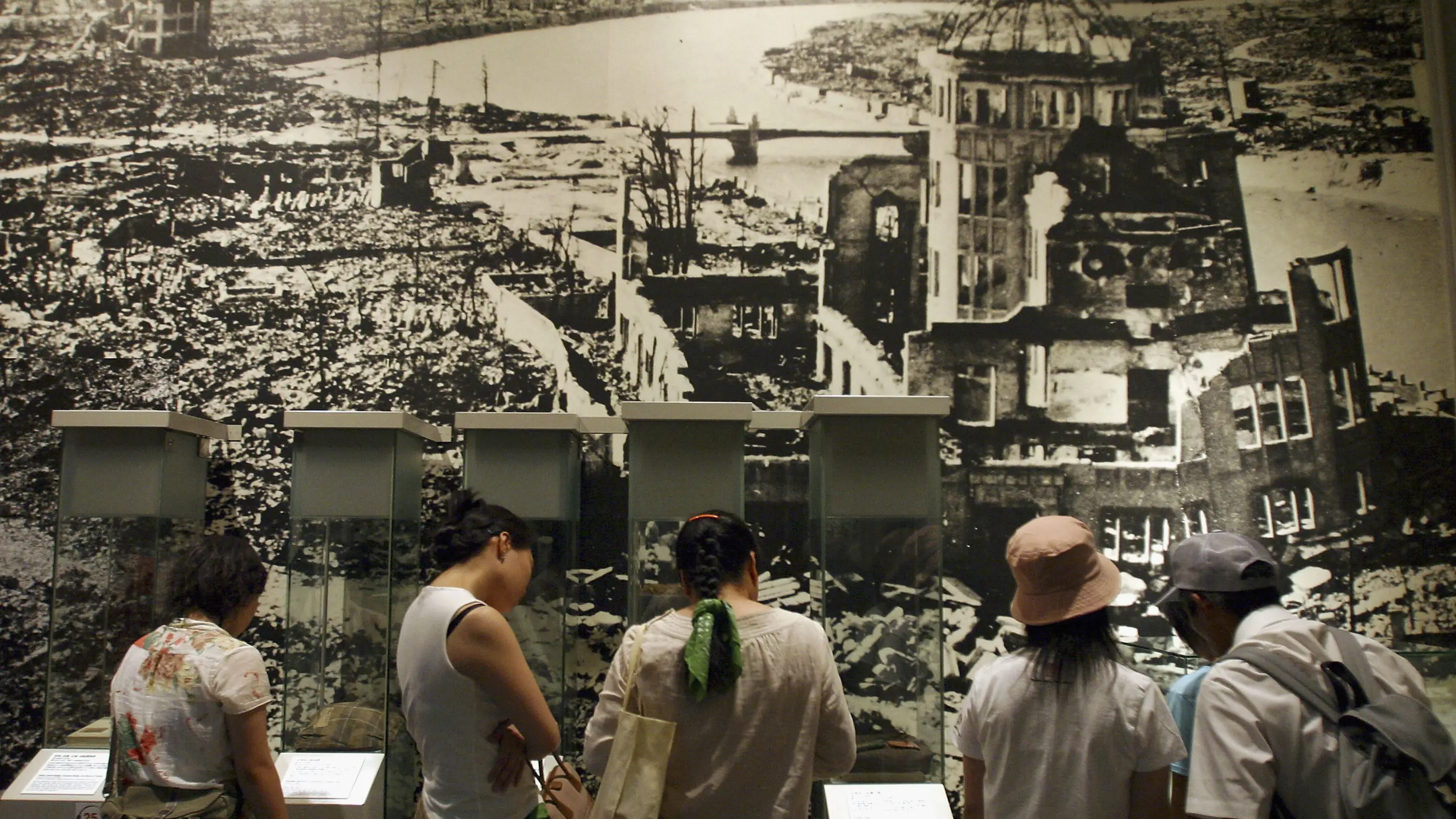 Grupo de personas miran un mural de los estragos causados por la explosi&oacute;n nuclear en Hiroshima