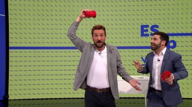 El increíble y divertido truco de magia que sufre Diego Revuelta en directo: 