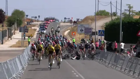 Terrible accidente múltiple en la vuelta a Burgos por un badén a pocos metros del final Terrible accidente múltiple en la vuelta a Burgos por un badén a pocos metros del final
