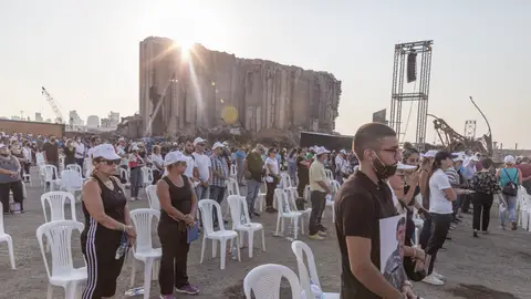 Aniversario de la explosión en el puerto de Beirut. familias de las víctimas de la explosión, reunidas un año después en un acto conmemorativo.