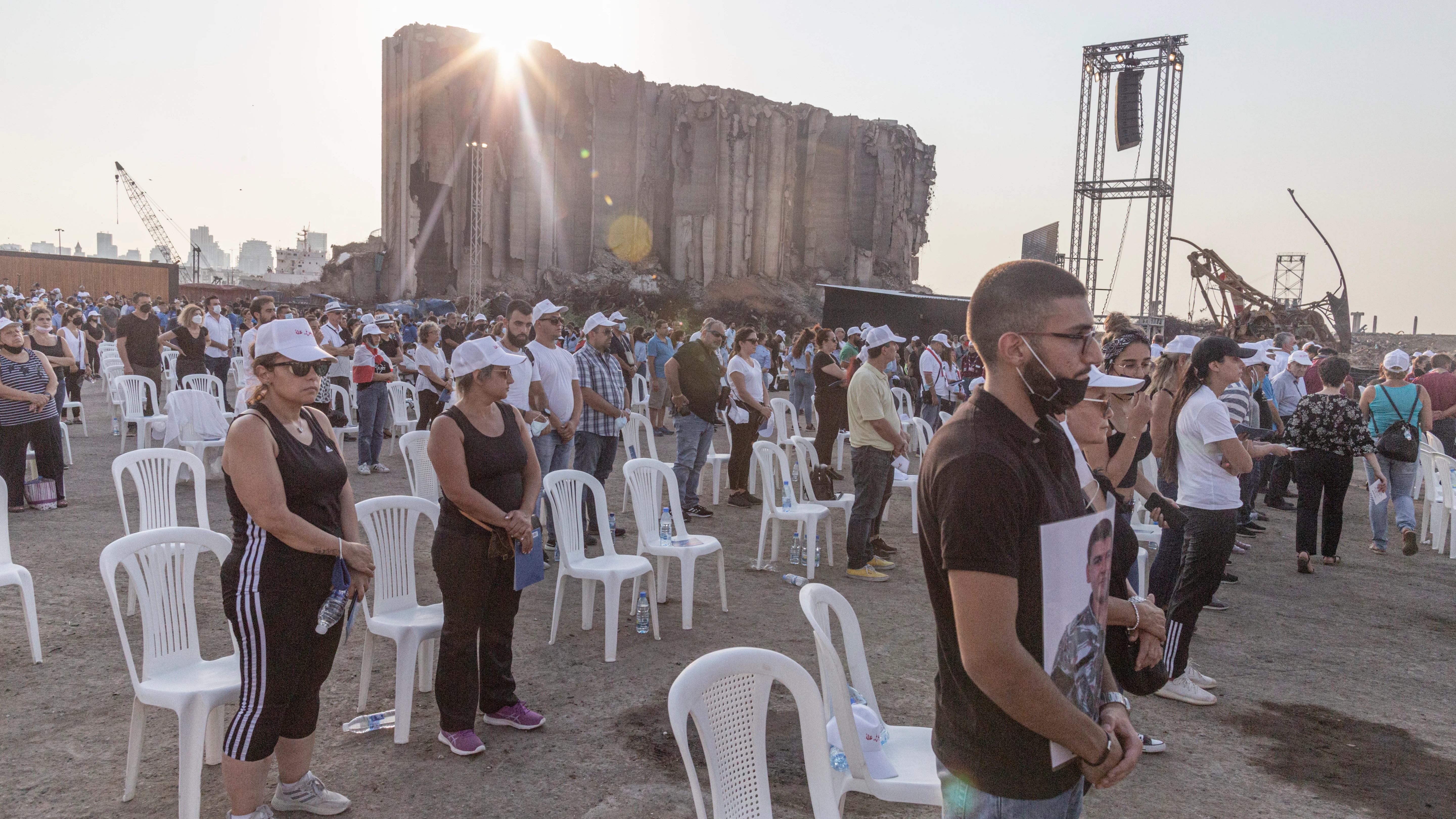 Aniversario de la explosión en el puerto de Beirut. familias de las víctimas de la explosión, reunidas un año después en un acto conmemorativo.