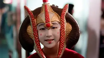 Una fan de Star Wars, con el vestuario que lleva Padmé Amidala en 'La Amenaza Fantasma'