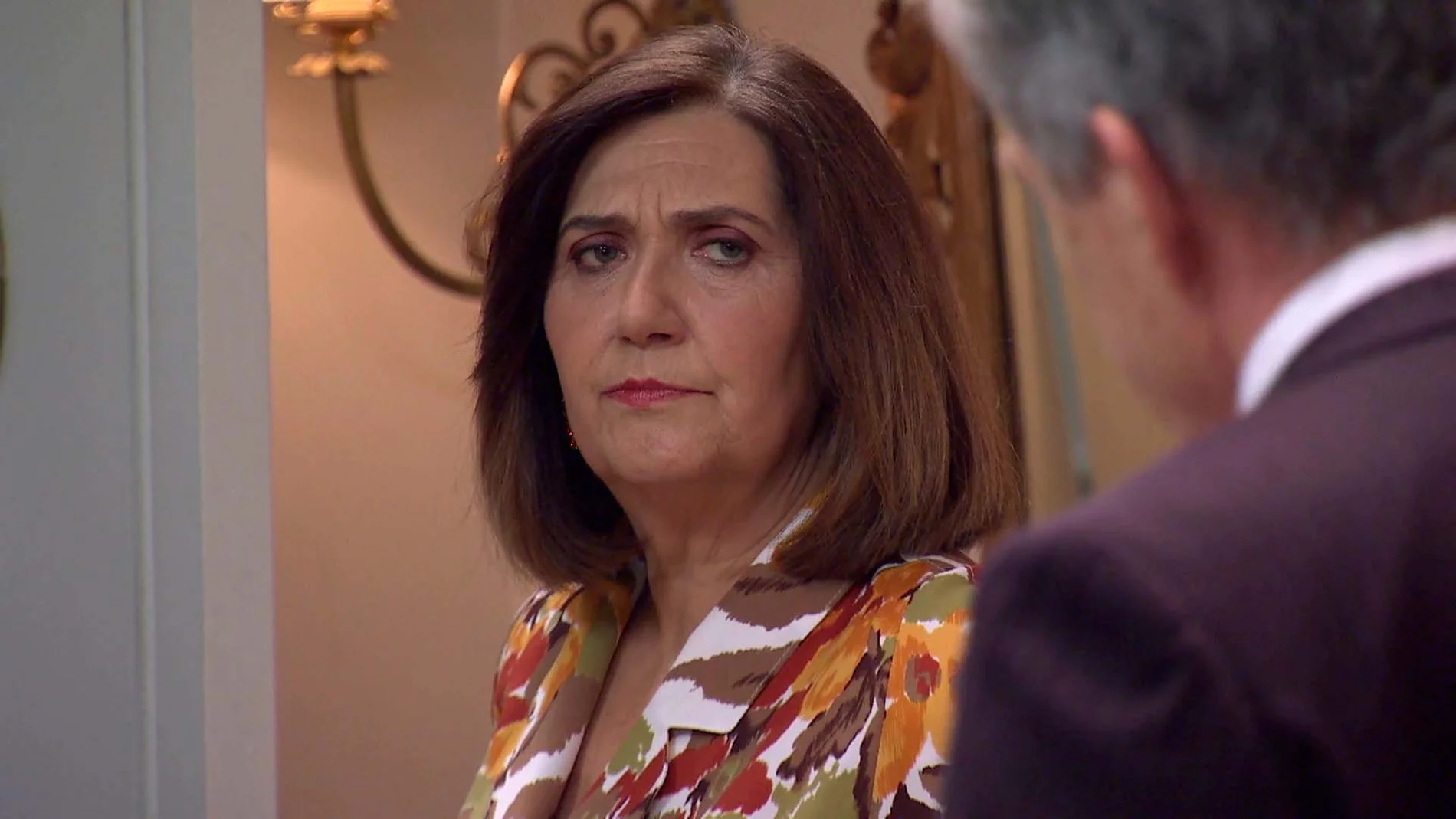 Carmen se arma de valor y responde a la amenaza de Uriarte: "Raúl no tardará en abrir los ojos"