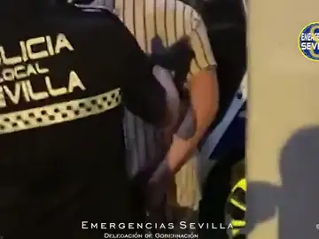 Le detienen en Sevilla después de que su hijo diera la voz de alarma al 112 porque agredía a su madre