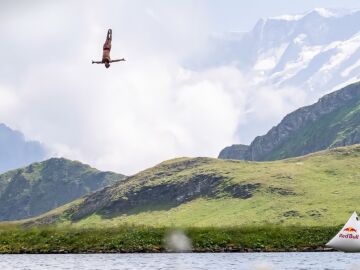 El increíble salto de Matthias Appenzeller en un lago helado de montaña en Suiza.