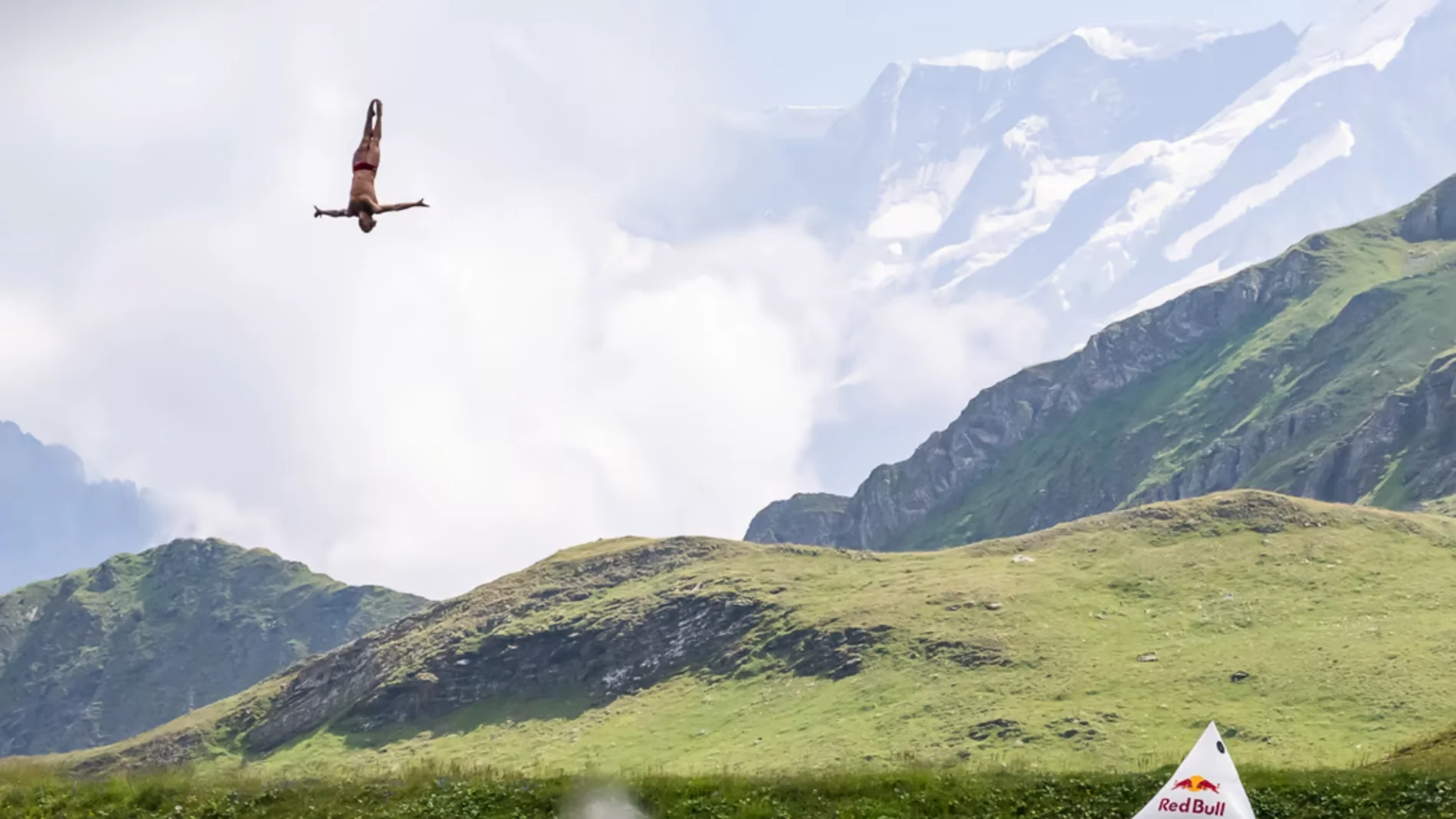 El increíble salto de Matthias Appenzeller en un lago helado de montaña en Suiza.