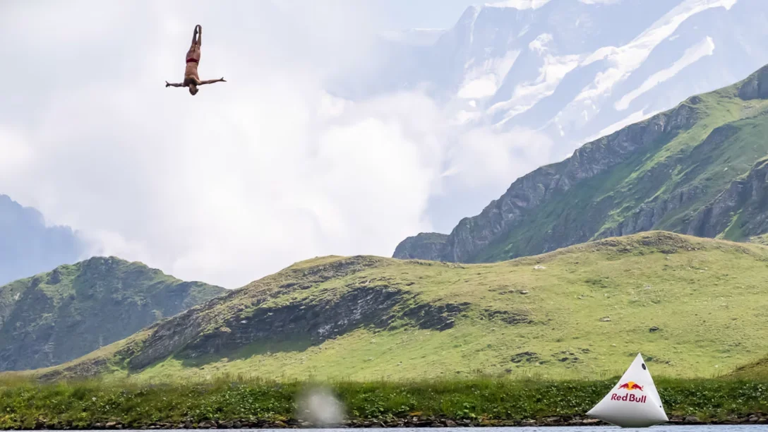 El increíble salto de Matthias Appenzeller en un lago helado de montaña en Suiza. El increíble salto de Matthias Appenzeller en un lago helado de montaña en Suiza.