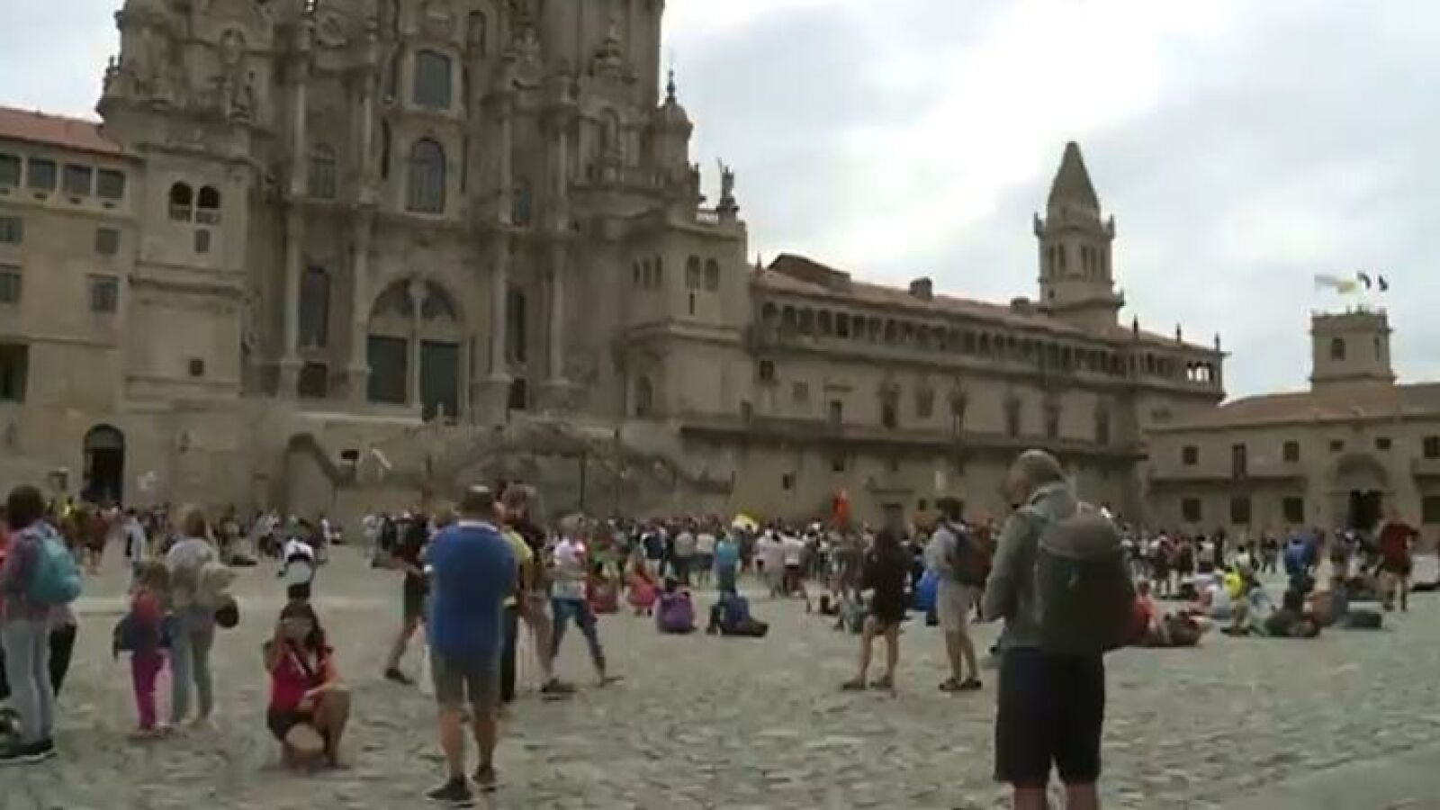 Turistas y casi 13.000 jóvenes peregrinos llenan los negocios y las calles de Santiago de Compostela