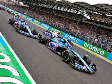 Esteban Ocon y Fernando Alonso en la salida del GP de Hungría