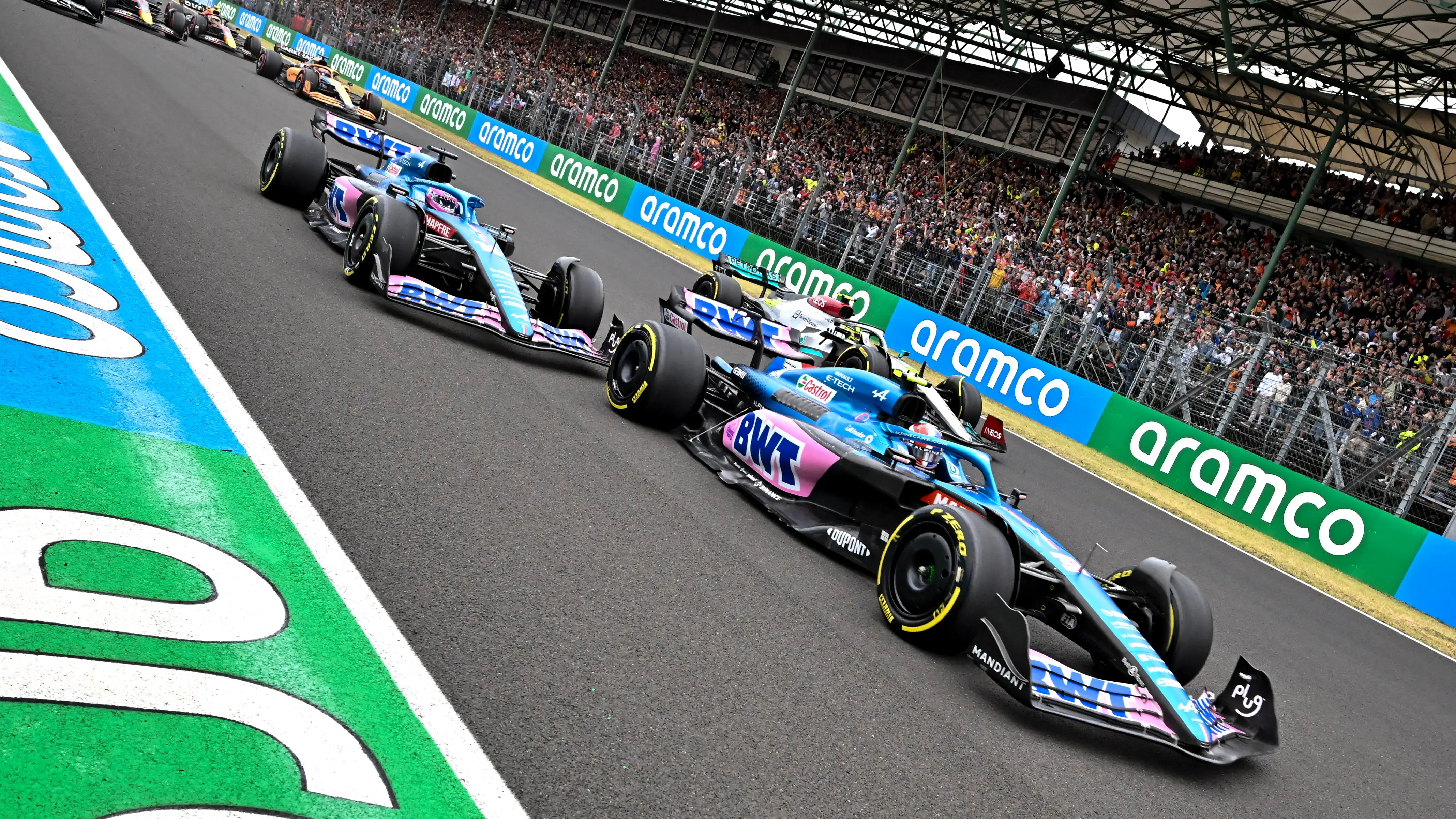 Esteban Ocon y Fernando Alonso en la salida del GP de Hungr&iacute;a