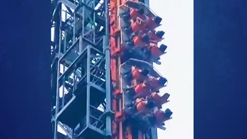 Atrapados en vertical en una montaña rusa de Madrid Atrapados en vertical en una montaña rusa de Madrid