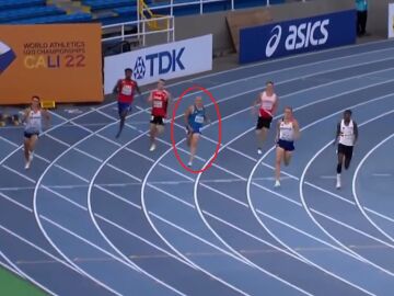 El italiano Alberto Nonino en mitad de la carrera de 400 metros