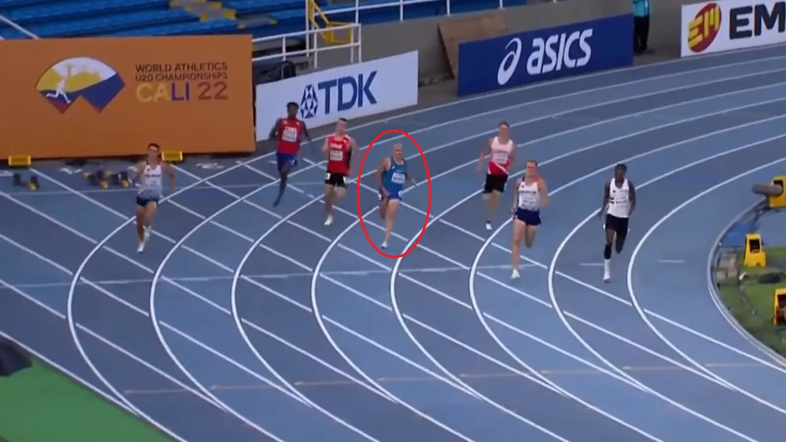 El italiano Alberto Nonino en mitad de la carrera de 400 metros El italiano Alberto Nonino en mitad de la carrera de 400 metros