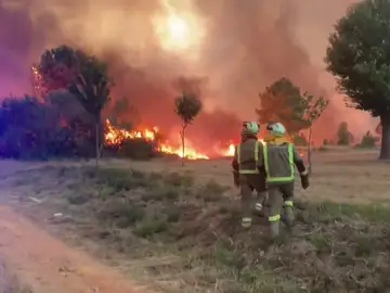 El enorme incendio que asola Verín, en Ourense, lleva a la UME allí para colaborar en su extinción El enorme incendio que asola Verín, en Ourense, lleva a la UME allí para colaborar en su extinción