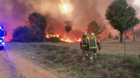 El enorme incendio que asola Verín, en Ourense, lleva a la UME allí para colaborar en su extinción El enorme incendio que asola Verín, en Ourense, lleva a la UME allí para colaborar en su extinción