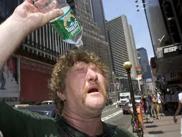 Rociarte con agua fría puede llevar irónicamente a tener más calor Rociarte con agua fría puede llevar irónicamente a tener más calor