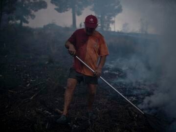 El incendio de Verín, en Ourense, que comenzó a las cuatro de la tarde y que contabilizó cerca de diez focos, ha arrasado ya 470 hectáreas y sigue sin control.