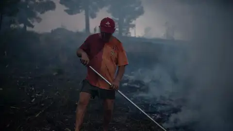 El incendio de Verín, en Ourense, que comenzó a las cuatro de la tarde y que contabilizó cerca de diez focos, ha arrasado ya 470 hectáreas y sigue sin control. El incendio de Verín, en Ourense, que comenzó a las cuatro de la tarde y que contabilizó cerca de diez focos, ha arrasado ya 470 hectáreas y sigue sin control.