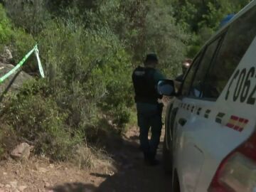 Los efectivos acordonan la zona en la que han encontrado el cadáver de la mujer 