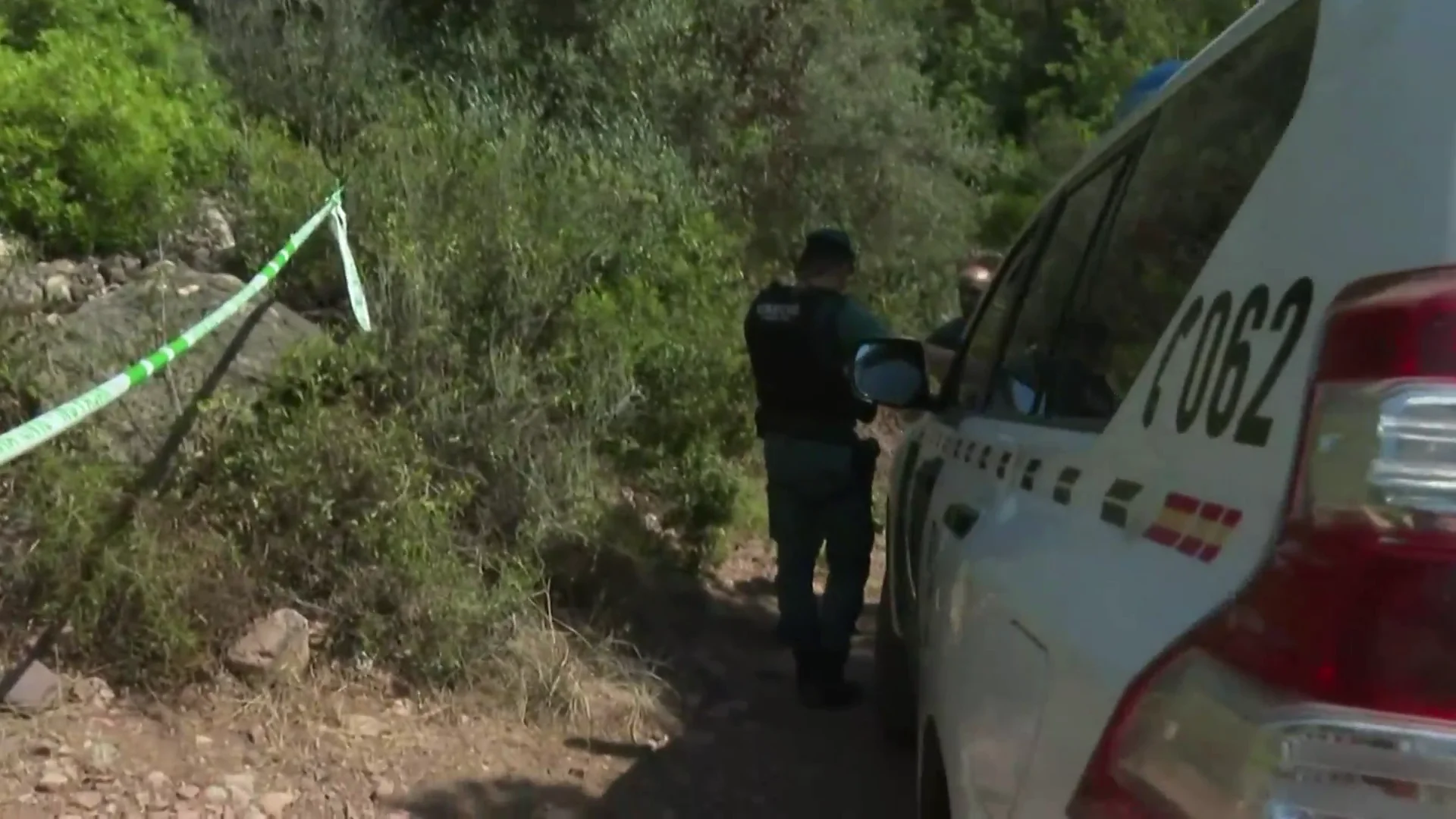 Los efectivos acordonan la zona en la que han encontrado el cadáver de la mujer Cadáver
